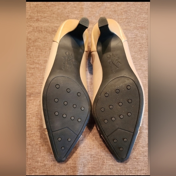 Life Stride Taupe Pumps size 7M. 3in heel LIKE NEW! Perfect for Spring & Summer! - Picture 2 of 6